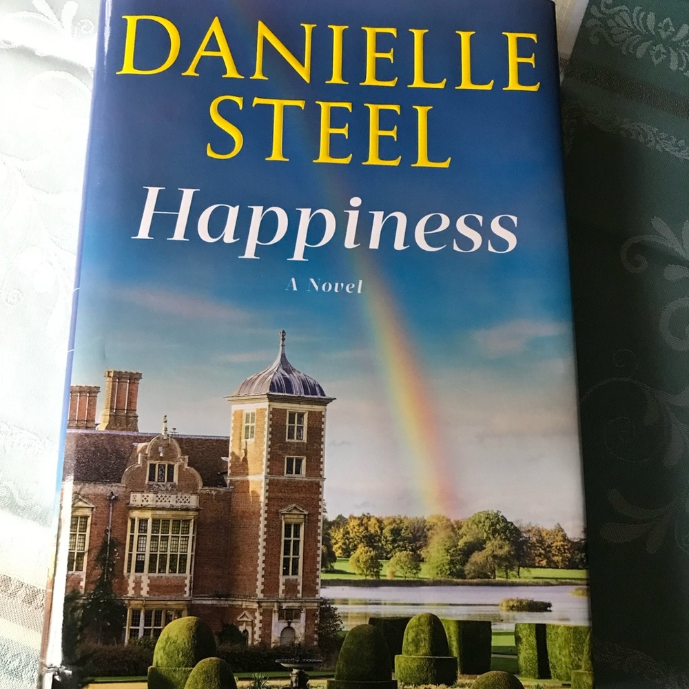 Happiness
by DANIELLE STEEL